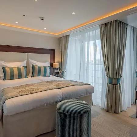 Select Ms Charles Dickens - Botel 5*